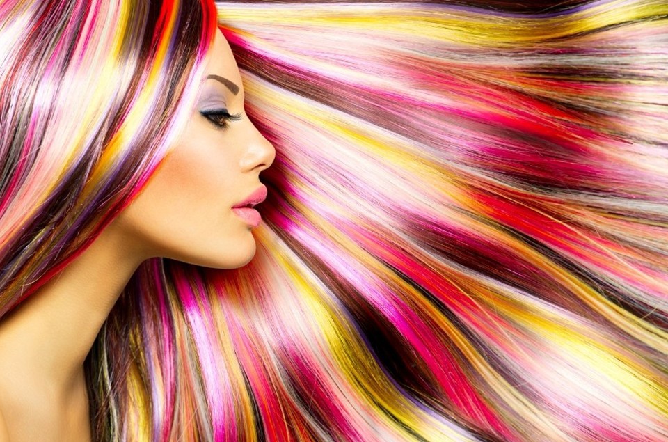 Mulher com cabelo pintado de vermelho e amarelo