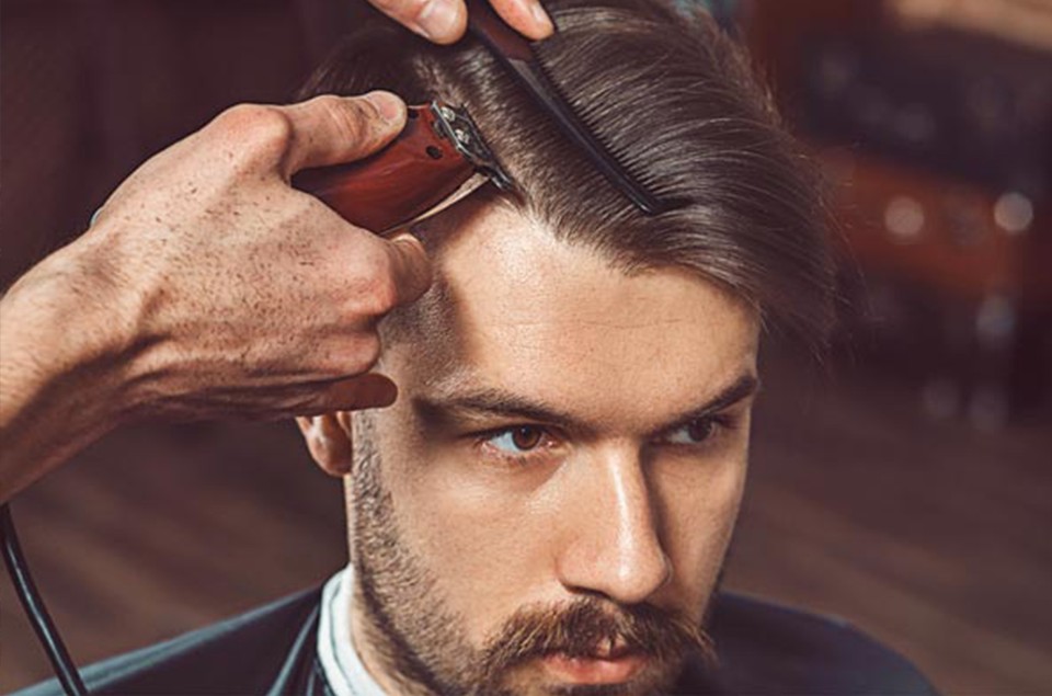 cortando cabelo masculino com máquina