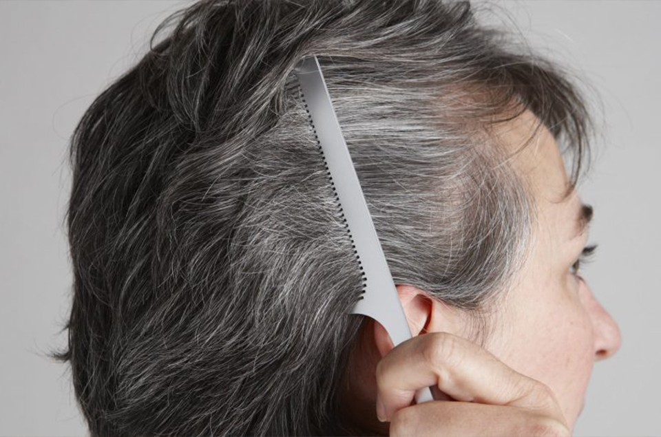 Mulher idosa penteando cabelo