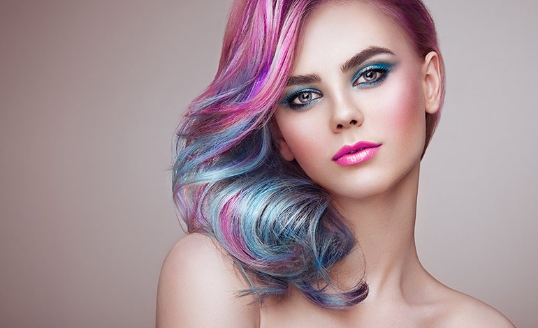 Mulher com cabelo pintado de rosa e azul