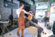 Bruno Lotufo cortando o cabelo de uma mulher no BeautyClass Experience realizado no Mineirão