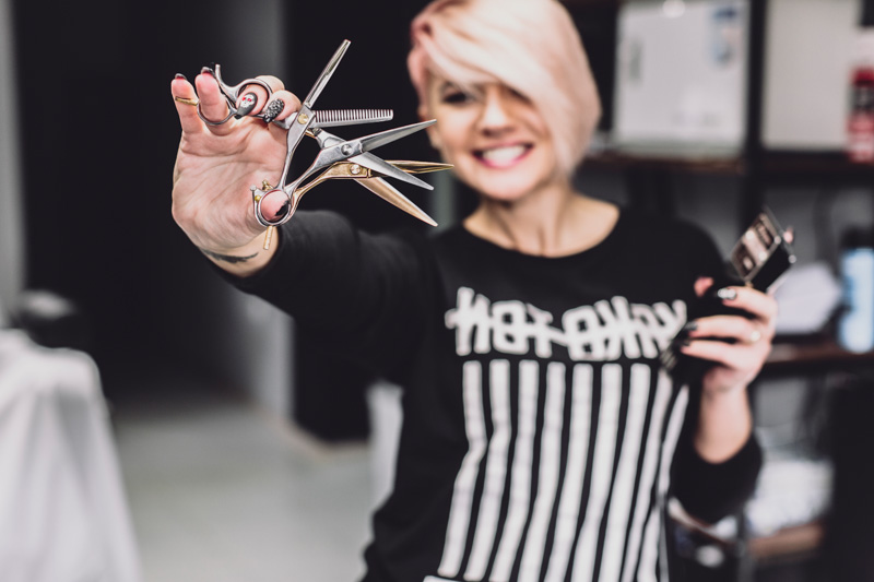 cabeleireira com tesouras na mão