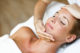 Mulher recebendo massagem num spa