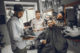 Persona Salão de Beleza - Homem sendo atendido em uma barbearia- BeautyClass